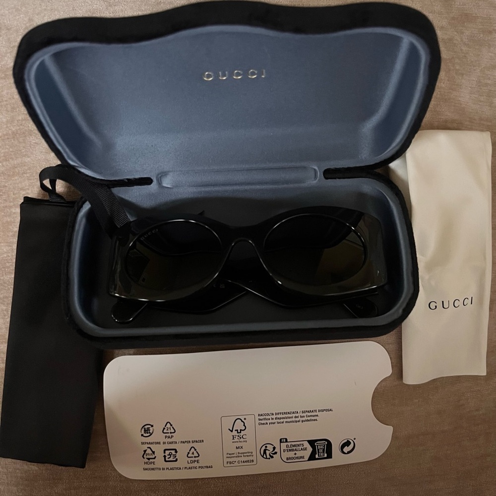 NWOT Gucci Elegant Black Sunglasses